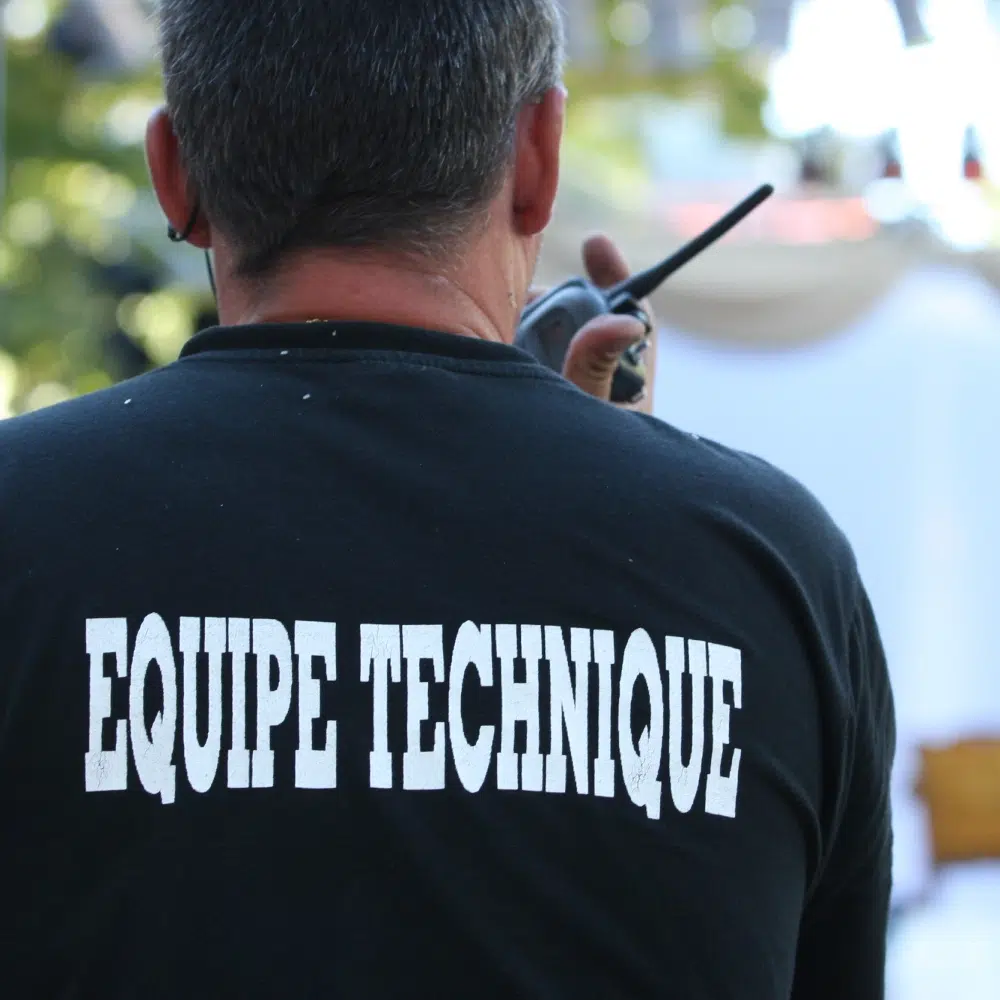 Homme de l'équipe technique avec radio